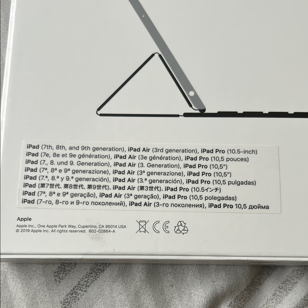 Apple Black Tablet with Smart Keyboard Folio - Picture 4 of 4